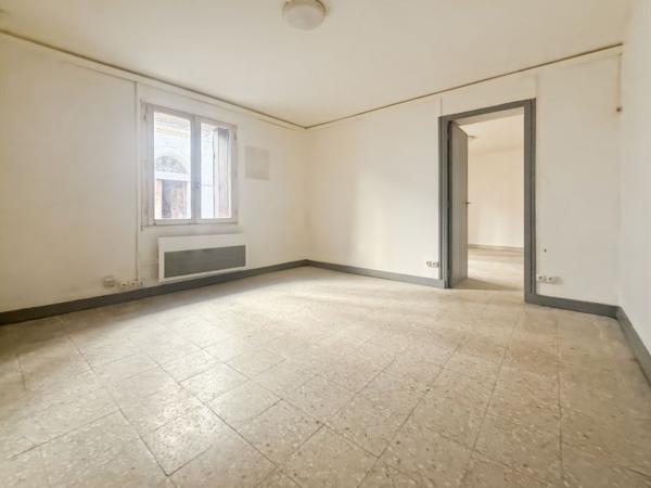 3 logements: soit deux T3 et un T2 avec deux garages et cave