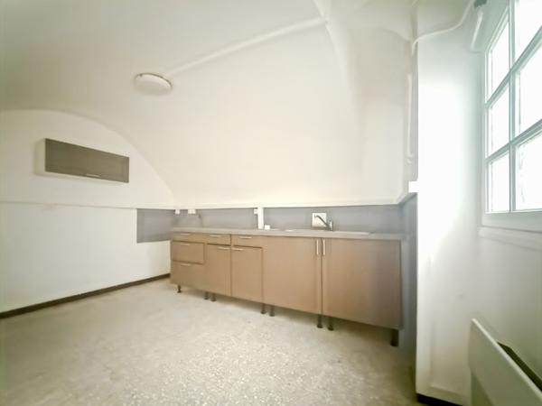 3 logements: soit deux T3 et un T2 avec deux garages et cave