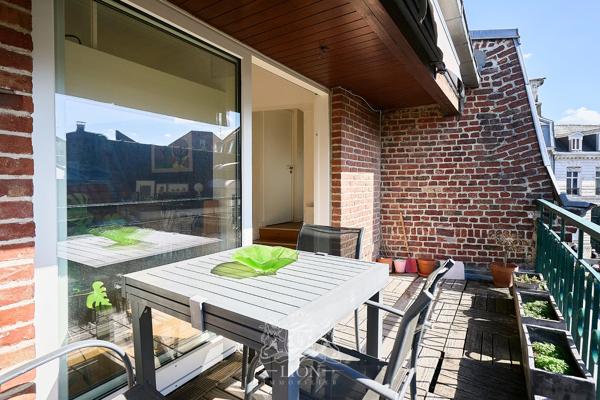 Superbe appartement avec terrasse, parking possible.