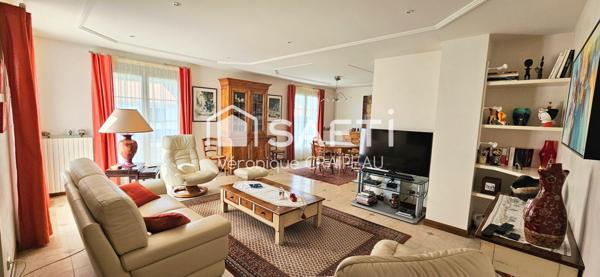 Maison familiale en parfait état de 134m² hab avec 4 chambres, bureau et grand garage sur terrain clos de 683m².