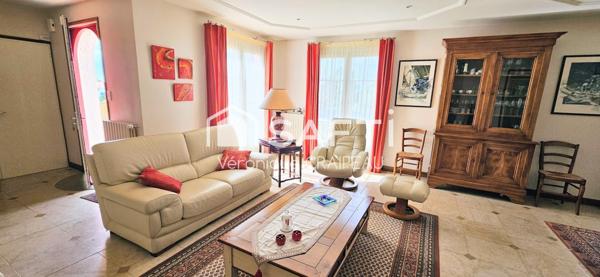 Maison familiale en parfait état de 134m² hab avec 4 chambres, bureau et grand garage sur terrain clos de 683m².