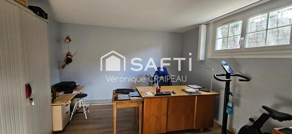 Maison familiale en parfait état de 134m² hab avec 4 chambres, bureau et grand garage sur terrain clos de 683m².