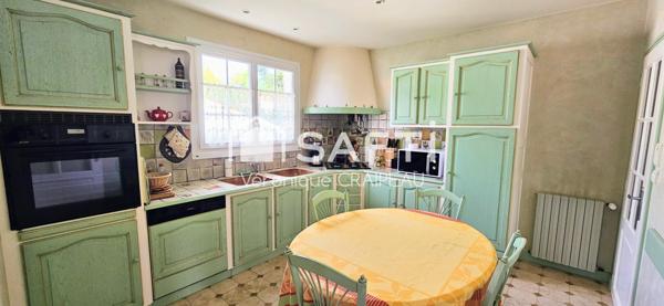 Maison familiale en parfait état de 134m² hab avec 4 chambres, bureau et grand garage sur terrain clos de 683m².