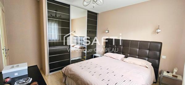 Maison familiale en parfait état de 134m² hab avec 4 chambres, bureau et grand garage sur terrain clos de 683m².