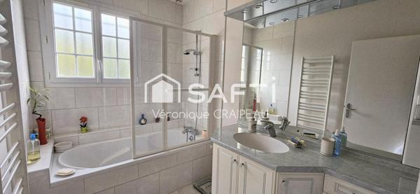 Maison familiale en parfait état de 134m² hab avec 4 chambres, bureau et grand garage sur terrain clos de 683m².