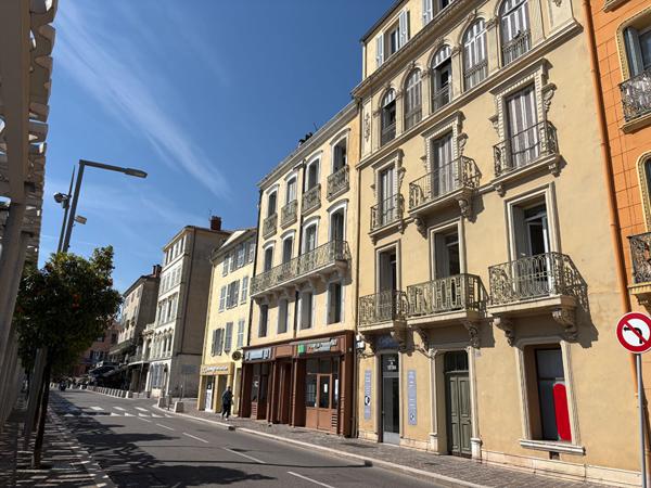 HYERES - T5 - 91 m² - Place Clemenceau