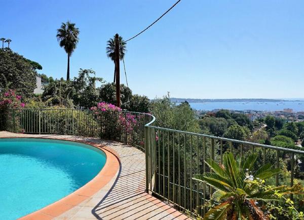 Maison à vendre    5 pièces • 919 m2 Golfe Juan - Vallauris