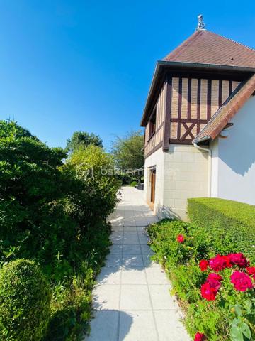 Élégante maison d’architecte HONNET – Un bien rare aux volumes généreux, niché dans un écrin de verdure

FONTAINE LA MALLET au cœur d’un environnement calme et privilégié, cette superbe maison d’architecte signée HONNET incarne à merveille l’alliance entre élégance intemporelle, qualité de construction et art de vivre familial. 
Édifiée sur une magnifique parcelle de 1 600 m² de jardin clos et arboré, elle développe environ 211 m² habitables et offre des prestations complètes, pensées pour un confort de vie quotidien.

Une spacieuse entrée annonce le ton et mène à une pièce de vie aux volumes remarquables. Le séjour/salon de 46 m², baigné de lumière, s’organise autour d’une superbe cheminée, véritable pièce maîtresse qui confère à l’ensemble une atmosphère chaleureuse, élégante et conviviale. La cuisine indépendante de 12m2, fonctionnelle et lumineuse, pourra facilement être repensée en cuisine ouverte pour créer un vaste espace de réception résolument contemporain.

L’un des grands atouts de cette propriété réside dans sa véritable vie de plain-pied, grâce à une confortable suite parentale de 24 m² avec rangements et salle de douche privative, offrant un confort particulièrement recherché.

À l’étage, une grande pièce palière, aujourd’hui aménagée en bureau, propose un espace de vie supplémentaire idéal pour le télétravail, un salon de lecture ou une salle de jeux. Ce niveau dessert également trois chambres ainsi qu’une salle de bains, permettant d’accueillir famille et invités dans les meilleures conditions.

Le sous-sol total vient parfaire les prestations de cette maison avec des espaces aussi pratiques qu’agréables : buanderie, double garage, mais aussi un véritable espace bien-être comprenant une pièce dédiée à la relaxation, un sauna et une salle de douche.

À l’extérieur, le jardin clos de 1 600 m² offre un cadre verdoyant, paisible et préservé, idéal pour profiter pleinement des beaux jours en toute intimité. La propriété bénéficie également de deux terrasses aux expositions différentes, permettant de savourer chaque moment de la journée selon l’ensoleillement recherché, entre petits-déjeuners au soleil et soirées d’été plus intimistes. Une belle dépendance complète cet ensemble rare, apportant un potentiel supplémentaire selon vos envies.

Une propriété de caractère, à l’architecture reconnue, offrant de beaux volumes, une distribution idéale, une qualité de construction remarquable et un cadre de vie recherché.
Un bien rare sur le marché, pour les amateurs de maisons de qualité en quête d’espace, de sérénité et de standing.

Les atouts de ce bien :

Maison d’architecte HONNET
Environ 211 m² habitables
Vie de plain-pied
Spacieuse entrée
Séjour/salon de 46 m² avec grande cheminée
Cuisine indépendante avec possibilité d’ouverture sur la pièce de vie
Suite parentale de 24 m² avec rangements et salle de douche
À l’étage : grande pièce palière / bureau, 3 chambres, salle de bains
Sous-sol total avec buanderie, double garage, espace détente, sauna et salle de douche
Belle dépendance
Parcelle de 1 600 m² de jardin clos et arboré
2 terrasses aux expositions différentes 
Environnement calme et privilégié
1.2km du centre

Enfin, cette maison se distingue également par un coût de chauffage maîtrisé, d’environ 2 000 € par an, un élément particulièrement appréciable au regard de ses volumes et de sa surface habitable.