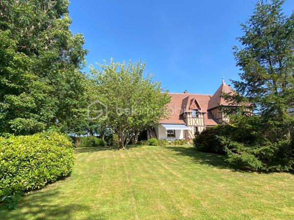Élégante maison d’architecte HONNET – Un bien rare aux volumes généreux, niché dans un écrin de verdure

FONTAINE LA MALLET au cœur d’un environnement calme et privilégié, cette superbe maison d’architecte signée HONNET incarne à merveille l’alliance entre élégance intemporelle, qualité de construction et art de vivre familial. 
Édifiée sur une magnifique parcelle de 1 600 m² de jardin clos et arboré, elle développe environ 211 m² habitables et offre des prestations complètes, pensées pour un confort de vie quotidien.

Une spacieuse entrée annonce le ton et mène à une pièce de vie aux volumes remarquables. Le séjour/salon de 46 m², baigné de lumière, s’organise autour d’une superbe cheminée, véritable pièce maîtresse qui confère à l’ensemble une atmosphère chaleureuse, élégante et conviviale. La cuisine indépendante de 12m2, fonctionnelle et lumineuse, pourra facilement être repensée en cuisine ouverte pour créer un vaste espace de réception résolument contemporain.

L’un des grands atouts de cette propriété réside dans sa véritable vie de plain-pied, grâce à une confortable suite parentale de 24 m² avec rangements et salle de douche privative, offrant un confort particulièrement recherché.

À l’étage, une grande pièce palière, aujourd’hui aménagée en bureau, propose un espace de vie supplémentaire idéal pour le télétravail, un salon de lecture ou une salle de jeux. Ce niveau dessert également trois chambres ainsi qu’une salle de bains, permettant d’accueillir famille et invités dans les meilleures conditions.

Le sous-sol total vient parfaire les prestations de cette maison avec des espaces aussi pratiques qu’agréables : buanderie, double garage, mais aussi un véritable espace bien-être comprenant une pièce dédiée à la relaxation, un sauna et une salle de douche.

À l’extérieur, le jardin clos de 1 600 m² offre un cadre verdoyant, paisible et préservé, idéal pour profiter pleinement des beaux jours en toute intimité. La propriété bénéficie également de deux terrasses aux expositions différentes, permettant de savourer chaque moment de la journée selon l’ensoleillement recherché, entre petits-déjeuners au soleil et soirées d’été plus intimistes. Une belle dépendance complète cet ensemble rare, apportant un potentiel supplémentaire selon vos envies.

Une propriété de caractère, à l’architecture reconnue, offrant de beaux volumes, une distribution idéale, une qualité de construction remarquable et un cadre de vie recherché.
Un bien rare sur le marché, pour les amateurs de maisons de qualité en quête d’espace, de sérénité et de standing.

Les atouts de ce bien :

Maison d’architecte HONNET
Environ 211 m² habitables
Vie de plain-pied
Spacieuse entrée
Séjour/salon de 46 m² avec grande cheminée
Cuisine indépendante avec possibilité d’ouverture sur la pièce de vie
Suite parentale de 24 m² avec rangements et salle de douche
À l’étage : grande pièce palière / bureau, 3 chambres, salle de bains
Sous-sol total avec buanderie, double garage, espace détente, sauna et salle de douche
Belle dépendance
Parcelle de 1 600 m² de jardin clos et arboré
2 terrasses aux expositions différentes 
Environnement calme et privilégié
1.2km du centre

Enfin, cette maison se distingue également par un coût de chauffage maîtrisé, d’environ 2 000 € par an, un élément particulièrement appréciable au regard de ses volumes et de sa surface habitable.
