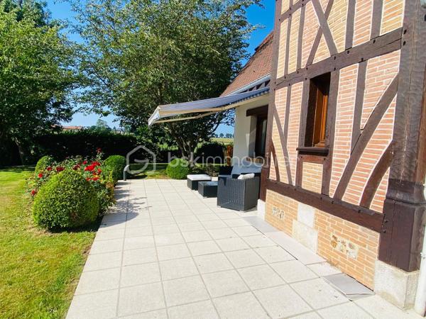 Élégante maison d’architecte HONNET – Un bien rare aux volumes généreux, niché dans un écrin de verdure

FONTAINE LA MALLET au cœur d’un environnement calme et privilégié, cette superbe maison d’architecte signée HONNET incarne à merveille l’alliance entre élégance intemporelle, qualité de construction et art de vivre familial. 
Édifiée sur une magnifique parcelle de 1 600 m² de jardin clos et arboré, elle développe environ 211 m² habitables et offre des prestations complètes, pensées pour un confort de vie quotidien.

Une spacieuse entrée annonce le ton et mène à une pièce de vie aux volumes remarquables. Le séjour/salon de 46 m², baigné de lumière, s’organise autour d’une superbe cheminée, véritable pièce maîtresse qui confère à l’ensemble une atmosphère chaleureuse, élégante et conviviale. La cuisine indépendante de 12m2, fonctionnelle et lumineuse, pourra facilement être repensée en cuisine ouverte pour créer un vaste espace de réception résolument contemporain.

L’un des grands atouts de cette propriété réside dans sa véritable vie de plain-pied, grâce à une confortable suite parentale de 24 m² avec rangements et salle de douche privative, offrant un confort particulièrement recherché.

À l’étage, une grande pièce palière, aujourd’hui aménagée en bureau, propose un espace de vie supplémentaire idéal pour le télétravail, un salon de lecture ou une salle de jeux. Ce niveau dessert également trois chambres ainsi qu’une salle de bains, permettant d’accueillir famille et invités dans les meilleures conditions.

Le sous-sol total vient parfaire les prestations de cette maison avec des espaces aussi pratiques qu’agréables : buanderie, double garage, mais aussi un véritable espace bien-être comprenant une pièce dédiée à la relaxation, un sauna et une salle de douche.

À l’extérieur, le jardin clos de 1 600 m² offre un cadre verdoyant, paisible et préservé, idéal pour profiter pleinement des beaux jours en toute intimité. La propriété bénéficie également de deux terrasses aux expositions différentes, permettant de savourer chaque moment de la journée selon l’ensoleillement recherché, entre petits-déjeuners au soleil et soirées d’été plus intimistes. Une belle dépendance complète cet ensemble rare, apportant un potentiel supplémentaire selon vos envies.

Une propriété de caractère, à l’architecture reconnue, offrant de beaux volumes, une distribution idéale, une qualité de construction remarquable et un cadre de vie recherché.
Un bien rare sur le marché, pour les amateurs de maisons de qualité en quête d’espace, de sérénité et de standing.

Les atouts de ce bien :

Maison d’architecte HONNET
Environ 211 m² habitables
Vie de plain-pied
Spacieuse entrée
Séjour/salon de 46 m² avec grande cheminée
Cuisine indépendante avec possibilité d’ouverture sur la pièce de vie
Suite parentale de 24 m² avec rangements et salle de douche
À l’étage : grande pièce palière / bureau, 3 chambres, salle de bains
Sous-sol total avec buanderie, double garage, espace détente, sauna et salle de douche
Belle dépendance
Parcelle de 1 600 m² de jardin clos et arboré
2 terrasses aux expositions différentes 
Environnement calme et privilégié
1.2km du centre

Enfin, cette maison se distingue également par un coût de chauffage maîtrisé, d’environ 2 000 € par an, un élément particulièrement appréciable au regard de ses volumes et de sa surface habitable.