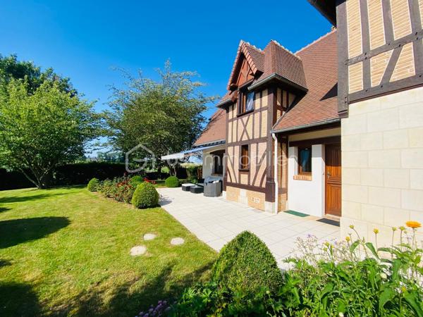 Élégante maison d’architecte HONNET – Un bien rare aux volumes généreux, niché dans un écrin de verdure

FONTAINE LA MALLET au cœur d’un environnement calme et privilégié, cette superbe maison d’architecte signée HONNET incarne à merveille l’alliance entre élégance intemporelle, qualité de construction et art de vivre familial. 
Édifiée sur une magnifique parcelle de 1 600 m² de jardin clos et arboré, elle développe environ 211 m² habitables et offre des prestations complètes, pensées pour un confort de vie quotidien.

Une spacieuse entrée annonce le ton et mène à une pièce de vie aux volumes remarquables. Le séjour/salon de 46 m², baigné de lumière, s’organise autour d’une superbe cheminée, véritable pièce maîtresse qui confère à l’ensemble une atmosphère chaleureuse, élégante et conviviale. La cuisine indépendante de 12m2, fonctionnelle et lumineuse, pourra facilement être repensée en cuisine ouverte pour créer un vaste espace de réception résolument contemporain.

L’un des grands atouts de cette propriété réside dans sa véritable vie de plain-pied, grâce à une confortable suite parentale de 24 m² avec rangements et salle de douche privative, offrant un confort particulièrement recherché.

À l’étage, une grande pièce palière, aujourd’hui aménagée en bureau, propose un espace de vie supplémentaire idéal pour le télétravail, un salon de lecture ou une salle de jeux. Ce niveau dessert également trois chambres ainsi qu’une salle de bains, permettant d’accueillir famille et invités dans les meilleures conditions.

Le sous-sol total vient parfaire les prestations de cette maison avec des espaces aussi pratiques qu’agréables : buanderie, double garage, mais aussi un véritable espace bien-être comprenant une pièce dédiée à la relaxation, un sauna et une salle de douche.

À l’extérieur, le jardin clos de 1 600 m² offre un cadre verdoyant, paisible et préservé, idéal pour profiter pleinement des beaux jours en toute intimité. La propriété bénéficie également de deux terrasses aux expositions différentes, permettant de savourer chaque moment de la journée selon l’ensoleillement recherché, entre petits-déjeuners au soleil et soirées d’été plus intimistes. Une belle dépendance complète cet ensemble rare, apportant un potentiel supplémentaire selon vos envies.

Une propriété de caractère, à l’architecture reconnue, offrant de beaux volumes, une distribution idéale, une qualité de construction remarquable et un cadre de vie recherché.
Un bien rare sur le marché, pour les amateurs de maisons de qualité en quête d’espace, de sérénité et de standing.

Les atouts de ce bien :

Maison d’architecte HONNET
Environ 211 m² habitables
Vie de plain-pied
Spacieuse entrée
Séjour/salon de 46 m² avec grande cheminée
Cuisine indépendante avec possibilité d’ouverture sur la pièce de vie
Suite parentale de 24 m² avec rangements et salle de douche
À l’étage : grande pièce palière / bureau, 3 chambres, salle de bains
Sous-sol total avec buanderie, double garage, espace détente, sauna et salle de douche
Belle dépendance
Parcelle de 1 600 m² de jardin clos et arboré
2 terrasses aux expositions différentes 
Environnement calme et privilégié
1.2km du centre

Enfin, cette maison se distingue également par un coût de chauffage maîtrisé, d’environ 2 000 € par an, un élément particulièrement appréciable au regard de ses volumes et de sa surface habitable.