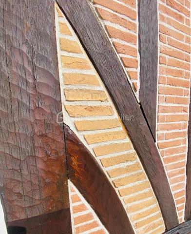 Élégante maison d’architecte HONNET – Un bien rare aux volumes généreux, niché dans un écrin de verdure

FONTAINE LA MALLET au cœur d’un environnement calme et privilégié, cette superbe maison d’architecte signée HONNET incarne à merveille l’alliance entre élégance intemporelle, qualité de construction et art de vivre familial. 
Édifiée sur une magnifique parcelle de 1 600 m² de jardin clos et arboré, elle développe environ 211 m² habitables et offre des prestations complètes, pensées pour un confort de vie quotidien.

Une spacieuse entrée annonce le ton et mène à une pièce de vie aux volumes remarquables. Le séjour/salon de 46 m², baigné de lumière, s’organise autour d’une superbe cheminée, véritable pièce maîtresse qui confère à l’ensemble une atmosphère chaleureuse, élégante et conviviale. La cuisine indépendante de 12m2, fonctionnelle et lumineuse, pourra facilement être repensée en cuisine ouverte pour créer un vaste espace de réception résolument contemporain.

L’un des grands atouts de cette propriété réside dans sa véritable vie de plain-pied, grâce à une confortable suite parentale de 24 m² avec rangements et salle de douche privative, offrant un confort particulièrement recherché.

À l’étage, une grande pièce palière, aujourd’hui aménagée en bureau, propose un espace de vie supplémentaire idéal pour le télétravail, un salon de lecture ou une salle de jeux. Ce niveau dessert également trois chambres ainsi qu’une salle de bains, permettant d’accueillir famille et invités dans les meilleures conditions.

Le sous-sol total vient parfaire les prestations de cette maison avec des espaces aussi pratiques qu’agréables : buanderie, double garage, mais aussi un véritable espace bien-être comprenant une pièce dédiée à la relaxation, un sauna et une salle de douche.

À l’extérieur, le jardin clos de 1 600 m² offre un cadre verdoyant, paisible et préservé, idéal pour profiter pleinement des beaux jours en toute intimité. La propriété bénéficie également de deux terrasses aux expositions différentes, permettant de savourer chaque moment de la journée selon l’ensoleillement recherché, entre petits-déjeuners au soleil et soirées d’été plus intimistes. Une belle dépendance complète cet ensemble rare, apportant un potentiel supplémentaire selon vos envies.

Une propriété de caractère, à l’architecture reconnue, offrant de beaux volumes, une distribution idéale, une qualité de construction remarquable et un cadre de vie recherché.
Un bien rare sur le marché, pour les amateurs de maisons de qualité en quête d’espace, de sérénité et de standing.

Les atouts de ce bien :

Maison d’architecte HONNET
Environ 211 m² habitables
Vie de plain-pied
Spacieuse entrée
Séjour/salon de 46 m² avec grande cheminée
Cuisine indépendante avec possibilité d’ouverture sur la pièce de vie
Suite parentale de 24 m² avec rangements et salle de douche
À l’étage : grande pièce palière / bureau, 3 chambres, salle de bains
Sous-sol total avec buanderie, double garage, espace détente, sauna et salle de douche
Belle dépendance
Parcelle de 1 600 m² de jardin clos et arboré
2 terrasses aux expositions différentes 
Environnement calme et privilégié
1.2km du centre

Enfin, cette maison se distingue également par un coût de chauffage maîtrisé, d’environ 2 000 € par an, un élément particulièrement appréciable au regard de ses volumes et de sa surface habitable.