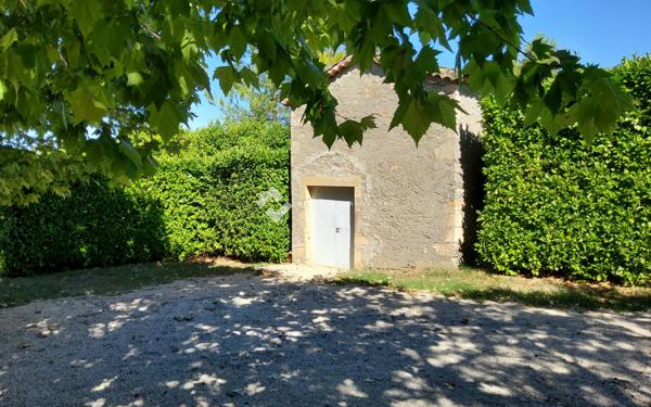 BARJAC – BELLE VILLA DE PLAIN-PIED AVEC PISCINE, GRAND TERRAIN ET ENVIRONNEMENT PRIVILÉGIÉ