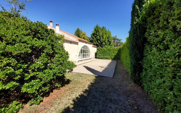 BARJAC – BELLE VILLA DE PLAIN-PIED AVEC PISCINE, GRAND TERRAIN ET ENVIRONNEMENT PRIVILÉGIÉ