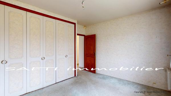 Maison de 198m2 habitables - 4 chambres - terrain de 6600m2 autour + sous-sol total .