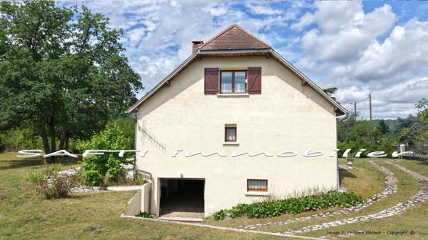 Maison de 198m2 habitables - 4 chambres - terrain de 6600m2 autour + sous-sol total .