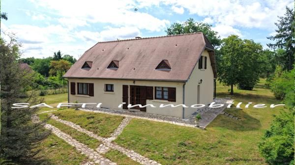 Maison de 198m2 habitables - 4 chambres - terrain de 6600m2 autour + sous-sol total .