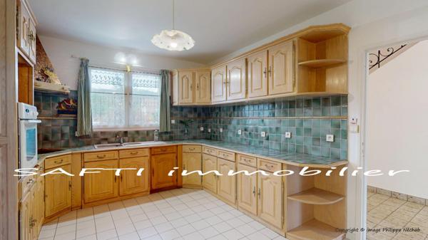 Maison de 198m2 habitables - 4 chambres - terrain de 6600m2 autour + sous-sol total .