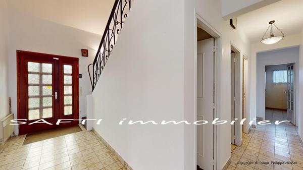 Maison de 198m2 habitables - 4 chambres - terrain de 6600m2 autour + sous-sol total .