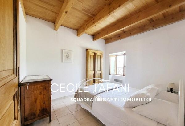 À Zerubia, charme authentique et vue montagne.