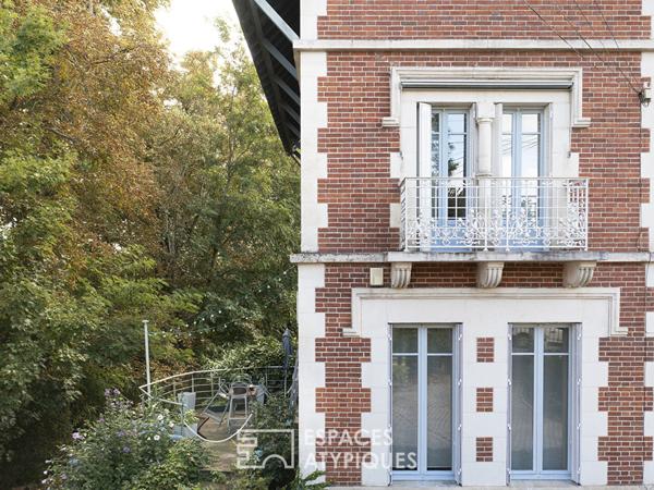 Maison de maître et son jardin luxuriant avec piscine