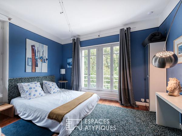 Maison de maître et son jardin luxuriant avec piscine