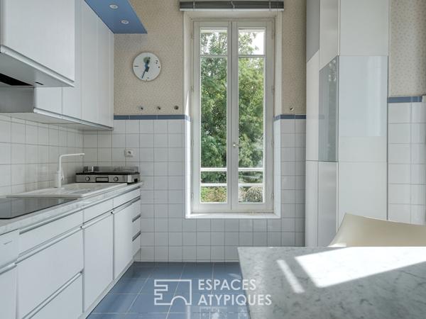 Maison de maître et son jardin luxuriant avec piscine