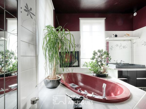 Maison de maître et son jardin luxuriant avec piscine