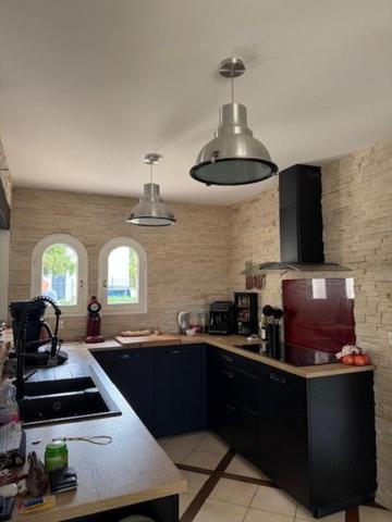 Maison avec terrain et hangar