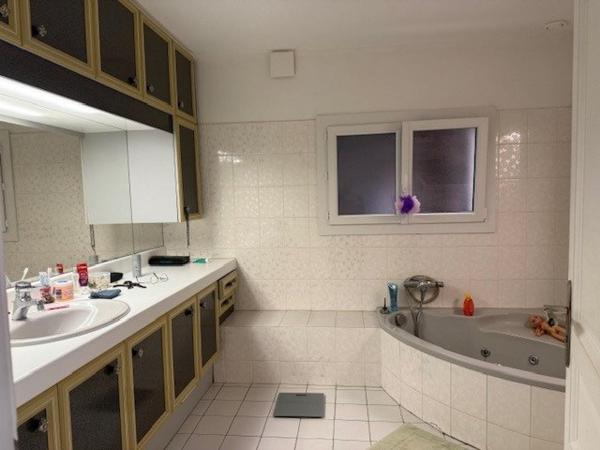 Maison avec terrain et hangar