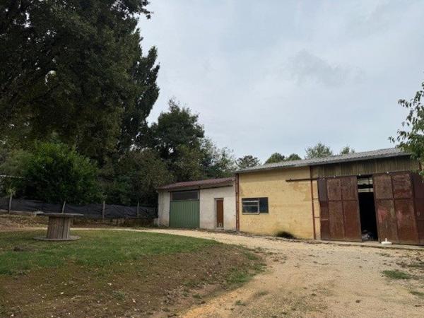 Maison avec terrain et hangar