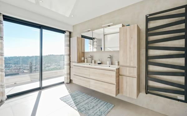 Maison à vendre    6 pièces •  Vallauris