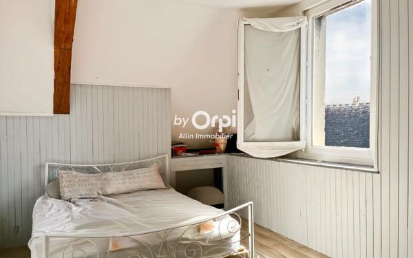 Immeuble à vendre    6 pièces •  Montmarault