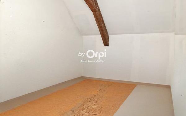 Immeuble à vendre    6 pièces •  Montmarault