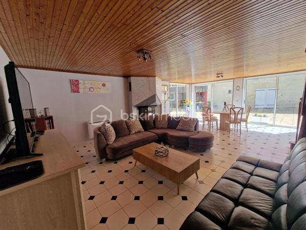 Dans la commune de RANTON  (86) à 40 mn de SAUMUR et à 1h de POITIERS et du FUTUROSCOPE, je vous propose cette  belle maison FAMILIALE  de 6 chambres,  de 290 m2 sur une parcelle de 3500 m2 env.

Maison comprenant au rez-de-chaussée : 
Belle cuisine aménagée et équipée, buanderie (ou arrière cuisine) avec ancien four à pain, VASTE SEJOUR  avec cheminée insert.
Grande  VERANDA avec store, TERRASSE 
2 chambres (une avec cheminée insert, l'autre cheminée ouverte) Une  salle d'eau avec DOUCHE ITALIENNE

1er étage : 
Palier avec WC desservant 3 CHAMBRES SUITES , une avec salle d'eau, une deuxième avec salle de bains/wc  et la troisième avec salle d'eau/wc.
Grande TERRASSE

2ème étage : grande chambre (dortoir) avec salle de bains et WC

Espace DETENTE :  Une dépendance COUVERTE avec une PISCINE CHAUFFÉE, un JACUZZI. une Grande cave, un GARAGE 
La propriété  est décorée avec beaucoup de goût.

LES + :  Fenêtres en DOUBLE VITRAGE,  cheminée avec insert , toiture en ardoise en très bon état. Possibilité vente avec mobilier.

Idéal grande famille, ou pour un GITE, ou MAISON D'HOTE pour un revenu complémentaire ou Investisseurs

Contact pour visite : Estelle André au 06 62 79 05 07 ou mail  e.andre@bskimmobilier.com
                                   Isabelle Bassac au 06 33 64 15 64 ou mail  i.bassac@bskimmobilier.com