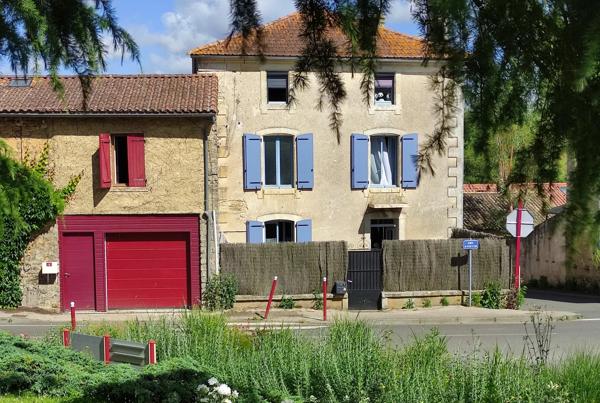 Maison de village offrant 5 chambres avec cour