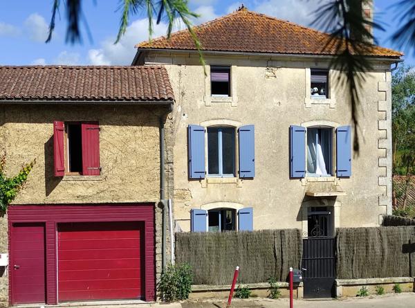 Maison de village offrant 5 chambres avec cour