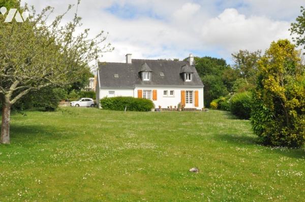 Maison avec 3 chambres, grenier, garage et grand jardin arboré.