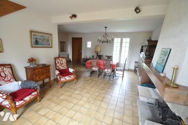 Maison avec 3 chambres, grenier, garage et grand jardin arboré.