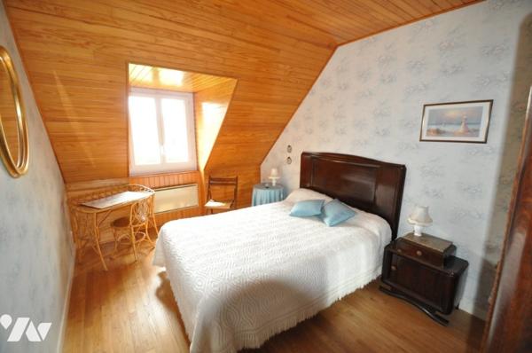 Maison avec 3 chambres, grenier, garage et grand jardin arboré.