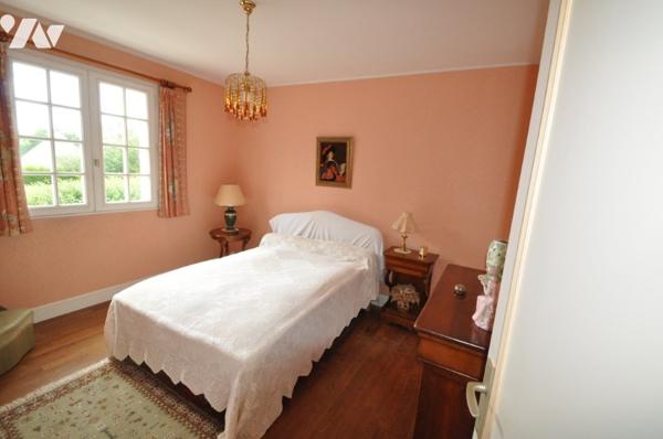 Maison avec 3 chambres, grenier, garage et grand jardin arboré.