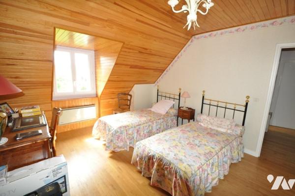 Maison avec 3 chambres, grenier, garage et grand jardin arboré.