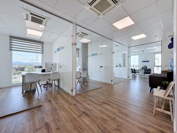 ANNEMASSE – BUREAUX 70 m² – 4 BUREAUX – 2 PARKINGS – GARE & TRAM À PIED