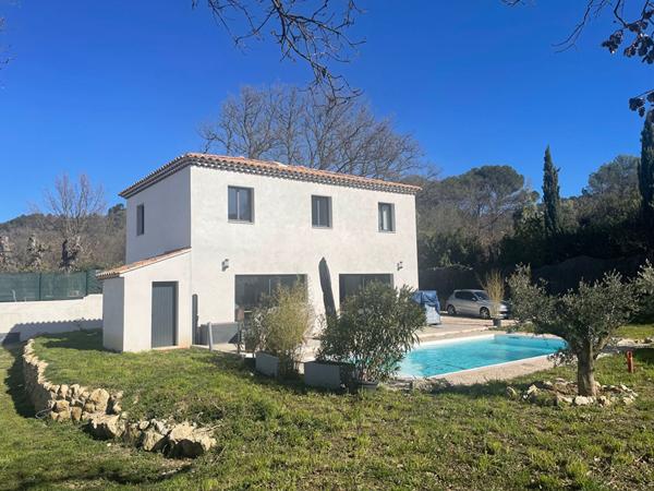 Villa T5 d'env 128 m²  avec grand garage attenant sur parcelle de terrain d'env 1100 m² avec aménagement piscine