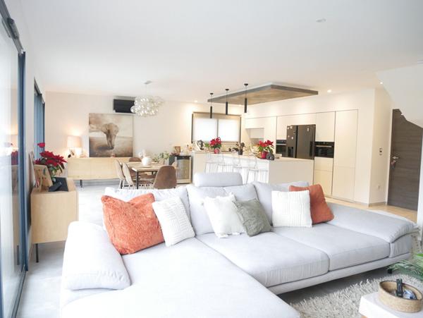 Villa T5 d'env 128 m²  avec grand garage attenant sur parcelle de terrain d'env 1100 m² avec aménagement piscine