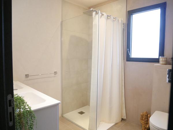 Villa T5 d'env 128 m²  avec grand garage attenant sur parcelle de terrain d'env 1100 m² avec aménagement piscine