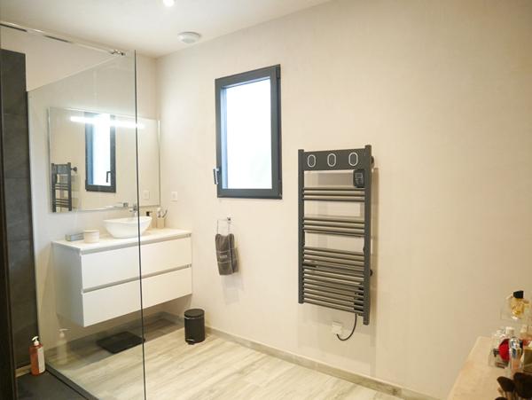 Villa T5 d'env 128 m²  avec grand garage attenant sur parcelle de terrain d'env 1100 m² avec aménagement piscine