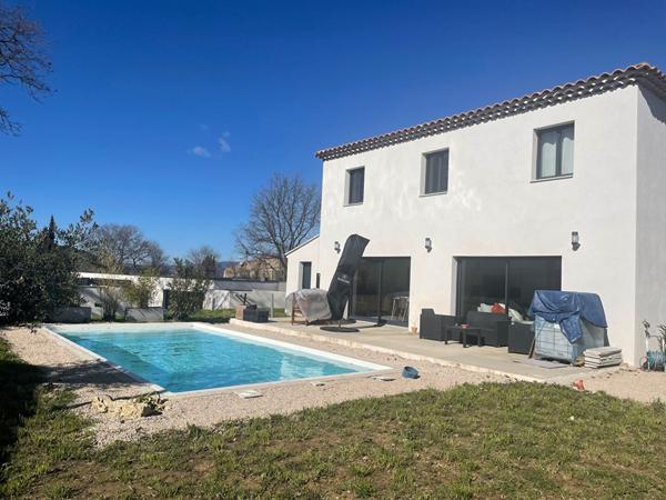 Villa T5 d'env 128 m²  avec grand garage attenant sur parcelle de terrain d'env 1100 m² avec aménagement piscine