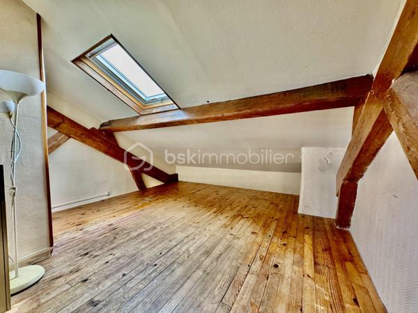Au cœur de Saint-Denis, découvrez ce bien atypique niché au 3ème et dernier étage d’un immeuble, offrant 16 m² habitables et 46 m² au sol. Sous les toits, il dévoile une atmosphère chaleureuse et un charme authentique, porté par ses poutres apparentes, ses beaux volumes et sa lumière naturelle.

L’appartement se compose de la manière suivante:
- une entrée
- une cuisine
- un salon
- une chambre
- une salle de bains avec WC

Chaque espace a été pensé pour offrir une circulation fluide et un véritable confort de vie, dans un cadre singulier et plein de caractère.
Ce bien séduira les amateurs d’espaces atypiques à la recherche d’un pied-à-terre de charme, d’un premier achat. Son dernier étage, son cachet et sa surface au sol généreuse en font une opportunité rare sur le secteur.
Saint-Denis bénéficie d’une excellente accessibilité, avec un réseau dense de transports en commun comprenant notamment les lignes de métro 12, 13 et 14 ainsi que de nombreuses lignes de bus.