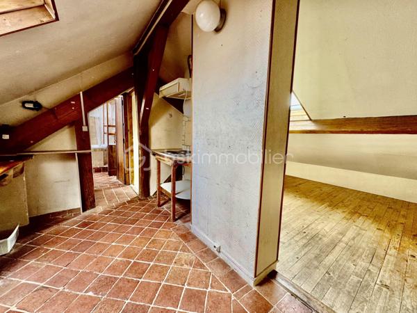 Au cœur de Saint-Denis, découvrez ce bien atypique niché au 3ème et dernier étage d’un immeuble, offrant 16 m² habitables et 46 m² au sol. Sous les toits, il dévoile une atmosphère chaleureuse et un charme authentique, porté par ses poutres apparentes, ses beaux volumes et sa lumière naturelle.

L’appartement se compose de la manière suivante:
- une entrée
- une cuisine
- un salon
- une chambre
- une salle de bains avec WC

Chaque espace a été pensé pour offrir une circulation fluide et un véritable confort de vie, dans un cadre singulier et plein de caractère.
Ce bien séduira les amateurs d’espaces atypiques à la recherche d’un pied-à-terre de charme, d’un premier achat. Son dernier étage, son cachet et sa surface au sol généreuse en font une opportunité rare sur le secteur.
Saint-Denis bénéficie d’une excellente accessibilité, avec un réseau dense de transports en commun comprenant notamment les lignes de métro 12, 13 et 14 ainsi que de nombreuses lignes de bus.